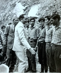 Shri H.C. Sarin Defence Secretary and President IMF with our Instructors at our Traning area-min