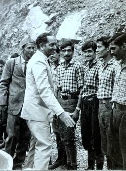 Shri H.C. Sarin Defence Secretary and President IMF with our Instructors at our Traning area-min