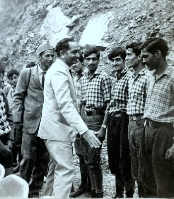 Shri H.C. Sarin Defence Secretary and President IMF with our Instructors at our Traning area-min